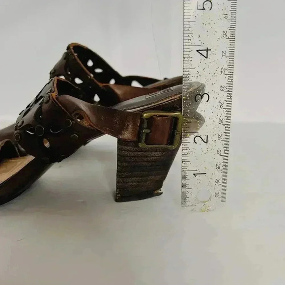 Frye Skye Sandals Brown Leather Chunky Heels Flower Cutouts Rivets Size 9 - Picture 11 of 14